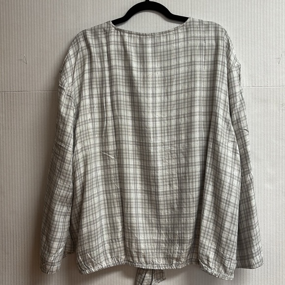 Lane Bryant Gray Plaid Women's Top.  Silver Colored Thread Throughout Size 20. - Picture 7 of 13